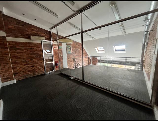 92M² OFFICE TO LET IN GREEN POINT